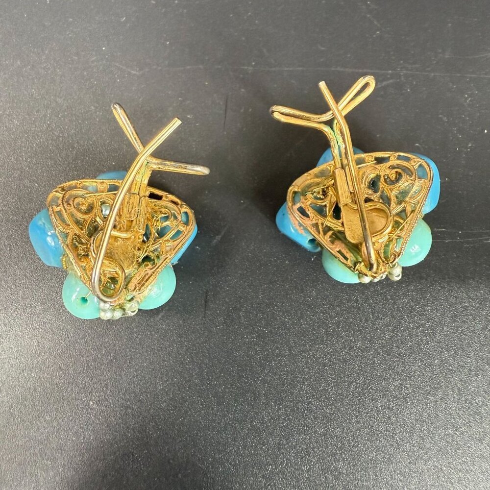 Judith McCann Turquoise Czech Glass Wingback Clip-On Cluster Earrings - Picture 3 of 4